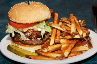 Ein Teller mit Burger und Pommes.